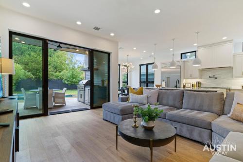Holly Casa | Pool Jacuzzi Covered Patio in Family 4BD 3BA East Austin Home by Austin Vacay