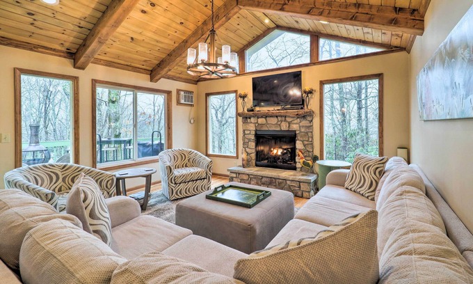 Newland Cabaña | Pool & Lake Access: Idyllic Cottage in Newland