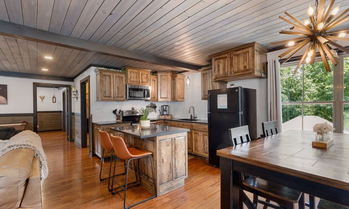 South Pittsburg Cabina | Pool Lodge with amazing views!