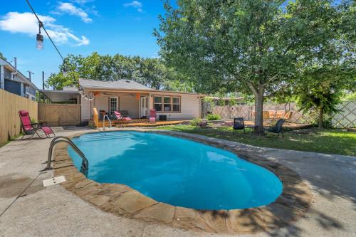 Jefferson Casa | Pool Mins to Downtown & Alamo - Huisache Retreat