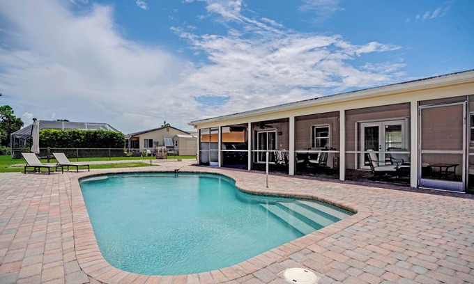 Lake Worth Casa | Pool Oasis on Golf Course! + Huge Backyard & Games