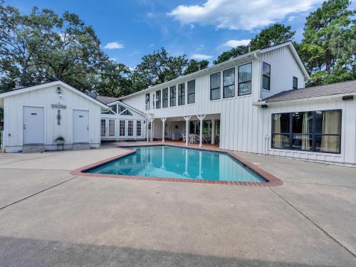 Magnolia Casa | Pool, Spa&Lake 16 beds 8 bathrooms 50 car parking VENUE Magnolia Texas
