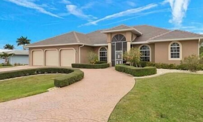 Pelican Casa | Pool & Spa with Waterfront Views, Kayaks, Fishing!