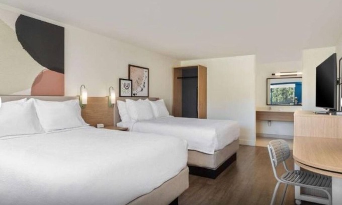 Hilton Head Island Hotel | Pool Stay w/ 2 Queen Beds! Pet Friendly Near Museums!
