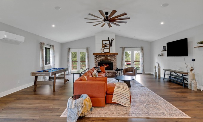 Oakhurst Casa | Pool Table, Fireplace, Patio, Office