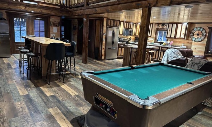 Milan Cabina | Pool Table! Pet Friendly! Lakeside!-Unique Getaway!
