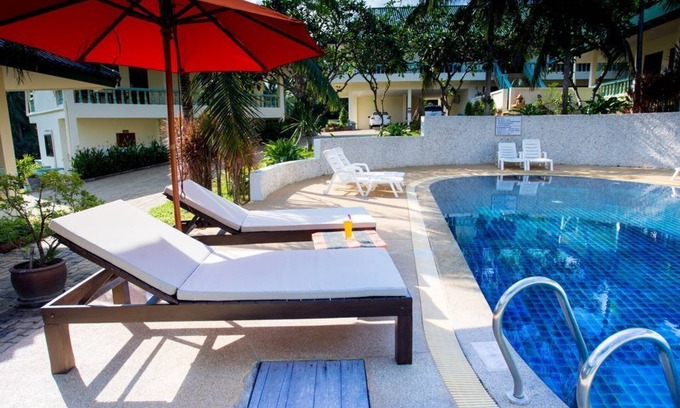 Maret Complejo | Habitación con vistas a la piscina y camas gemelas A