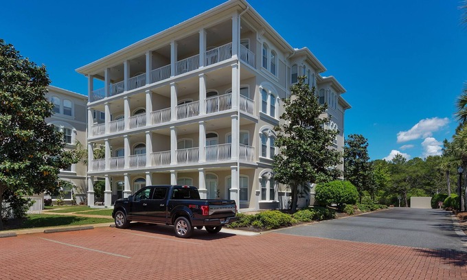 SeaNest Village Condominio | Pool Views, Minutes to Beach, Ground Floor Unit + Free Attraction Tickets!