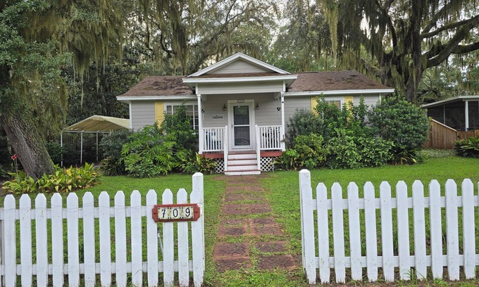 St. Marys Casa | KaiCozyCottage/Saltwater Pool/Walk to Ferry/Pets ok/ Fenced In Yard