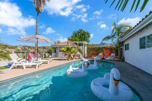 Allied Gardens Casa | Poolfire Pitking Bed Sunroom & Mountain Views!