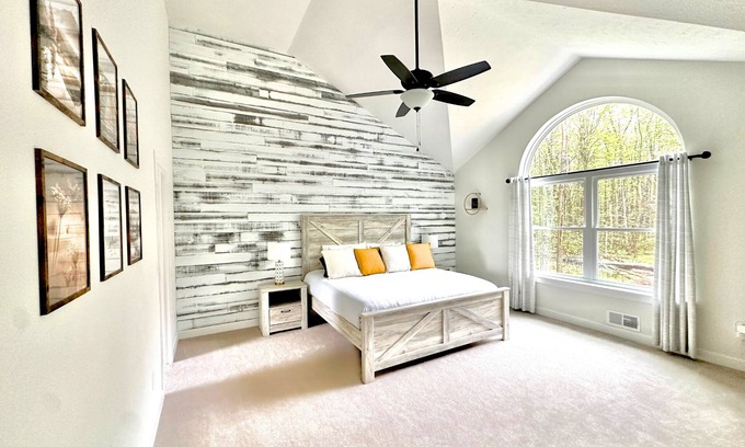 Thornhurst Otro | Pools & Beach Passes Included: Charming Arrowhead Lake Farmhouse with Hot Tub