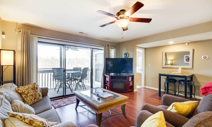 Osage Beach Condominio | Pools, Marina & Grill: Osage Beach Condo!
