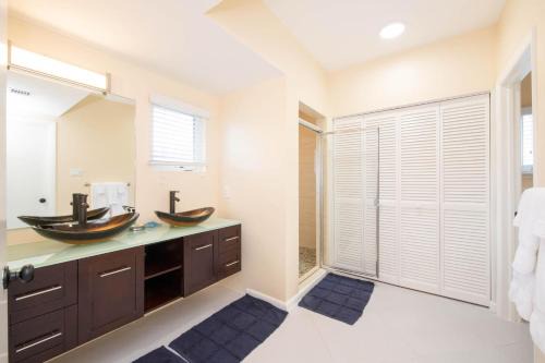 Rum Point Apartamento | Pools of the Kai 10