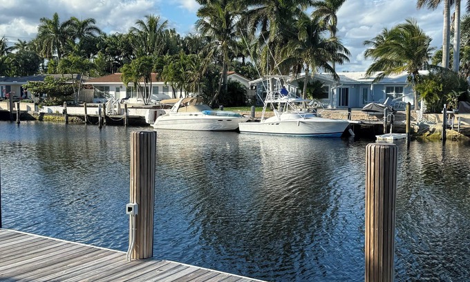 Harbor Village Condominio | Poolside 2BR Retreat Canal Dock 6 minutes Walk to the Beach