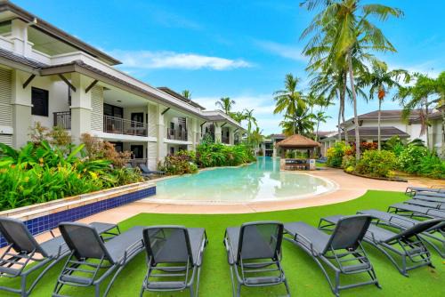 Port Douglas Apartamento | Poolside at Temple Resort - A Lush Tropical Escape