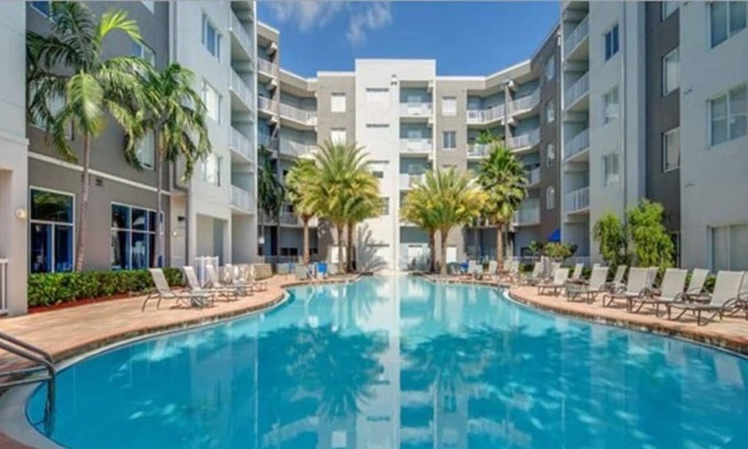 Channel District Apartamento | Poolside Bliss at Bell Channelside B-113