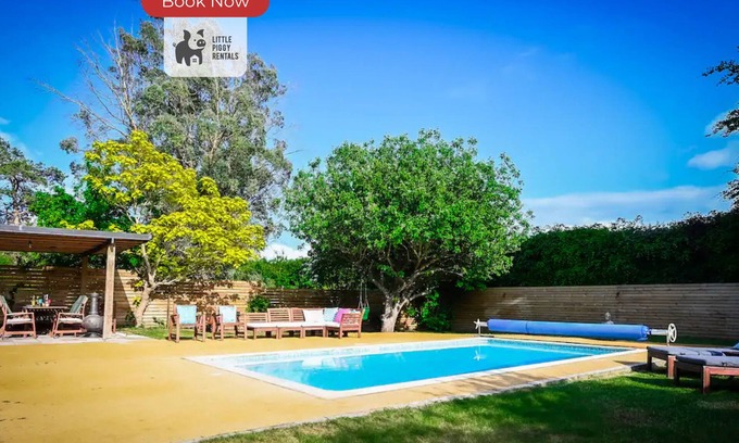 Luton Casa | Casa-Baño privado-Familiar-Vista a la Piscina-1