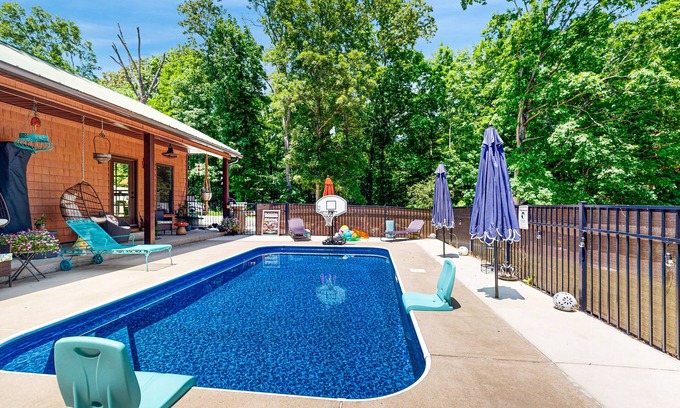 Muscle Shoals Apartamento | Poolside guest house with ping pong & washer/dryer near Tennessee River
