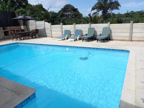 Umtentweni Casa | Poolside Guest House