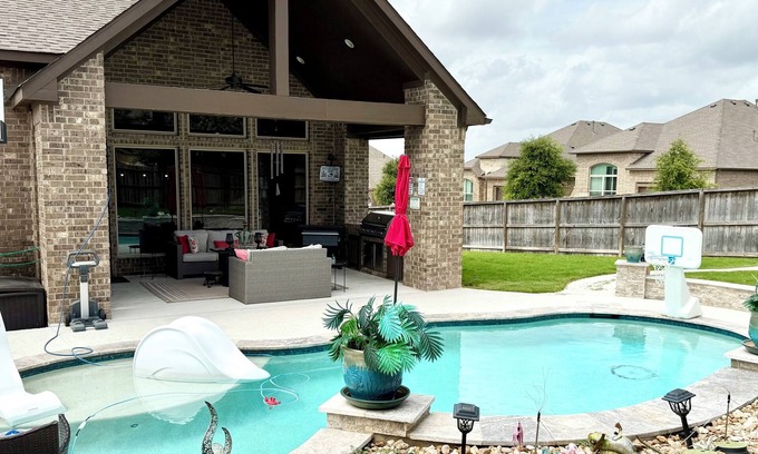 San Antonio Casa | Poolside Home in delightful San Antonio