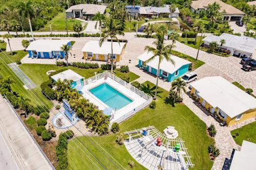 Biggar Casa | Poolside King Cottage with Kitchen - 10 Minutes to Beach!
