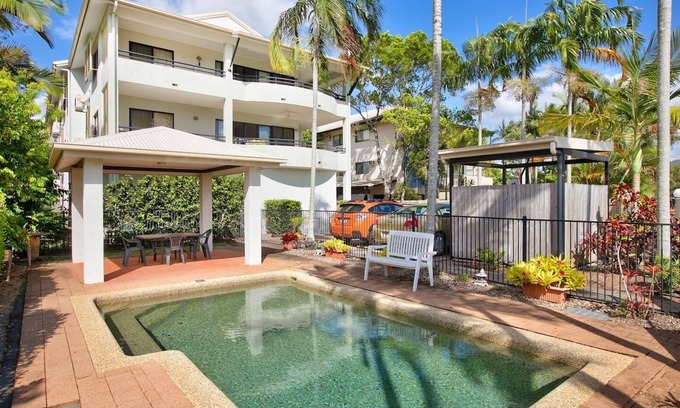 Manunda Apartamento | Poolside Living in Contemporary Tropical Retreat
