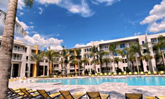 Deerwood Apartamento | Poolside Oasis for All with Endless Amenities