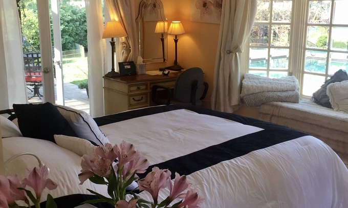 Northridge Apartamento | Poolside Oasis King /Parking/Netflex/ BBQ/Spa/Laundry 1 Acre Gated Estate !!