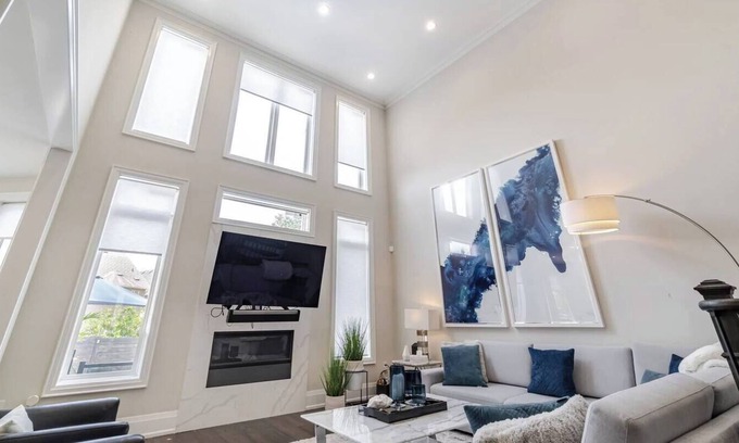 Meadowvale Village Casa | Poolside Perfection, Culinary Delight