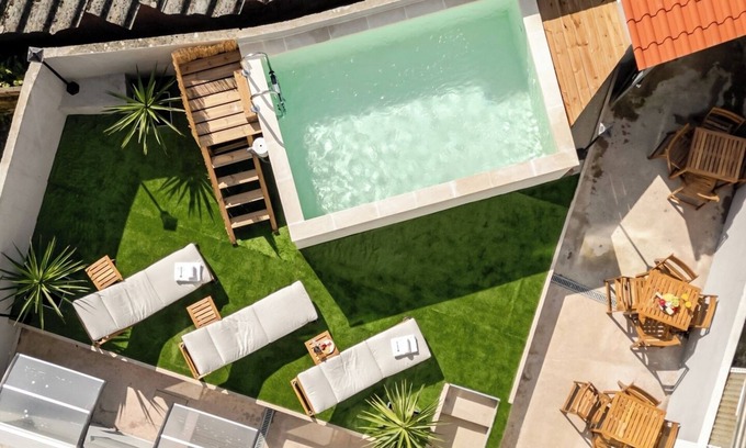 Sao Mamede de Infesta Apartamento | Poolside Duo Retreat, Silva Brinco by HostWise