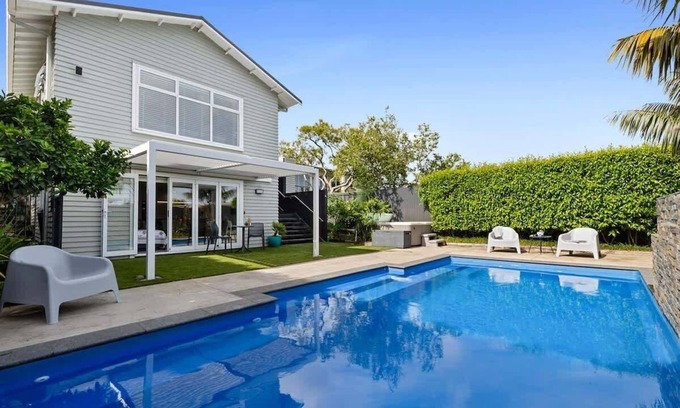 New Plymouth Apartamento | Amaroo - poolside studio near Pukekura Park