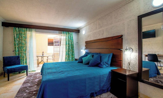 St. Lawrence Gap Apartamento | Poolside Studio, Shared Patio and Hotel Amenities