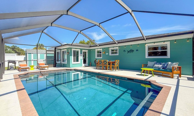 Seminole Casa | Poolside Tropical Retreat - 5 minutes to the beaches