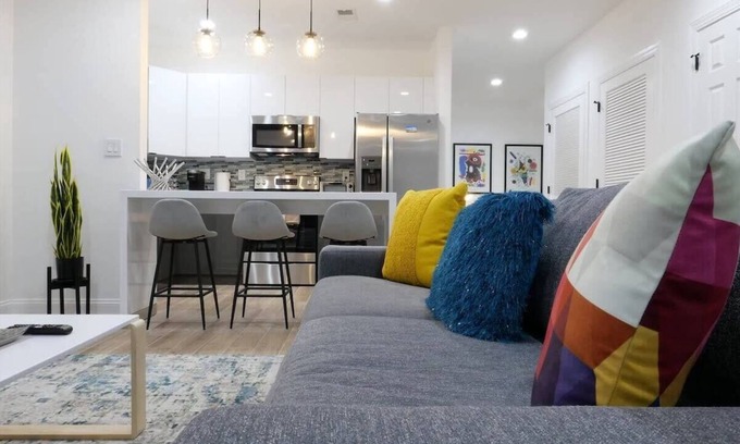 Cardozo Apartamento | Pop Art Chic! Stunning Shaw / U St Apartment + Street Parking + Kid Friendly!