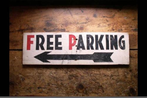 Old Town Hastings Apartamento | Pop Art Pad heart of Old Town with parking!