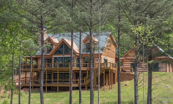 Blairsville Cabina | Shangri-Lodge en el lago Nottley. 5 habitaciones. Duerme 20. Wifi. Pozo de fuego al aire libre.