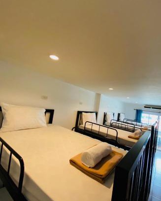 Patong Hostal | Popeyes Hostel, Coffeeshop & Beer Bar