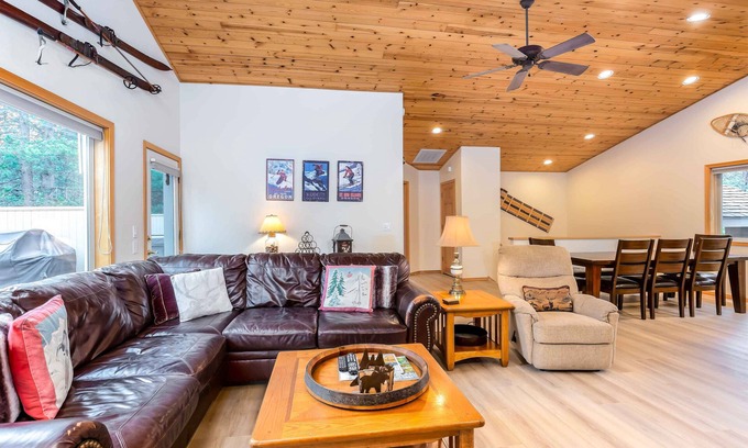 Deer Park Casa | Reverse Living, planta abierta, chimenea River Rock, aire acondicionado - POPL33
