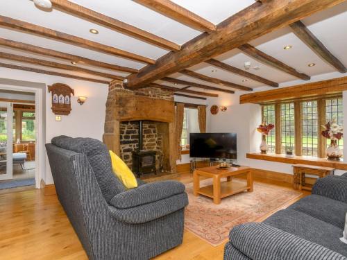 Farsley Casa | Poplar Farm House - Book Your Spring Summer Events Pass The Keys
