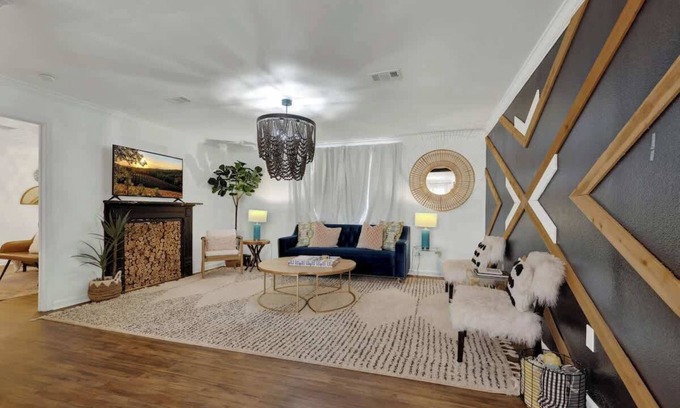 Fredericksburg Casa | Poplar Place Mod With Hot Tub - 1 mi to Main Street