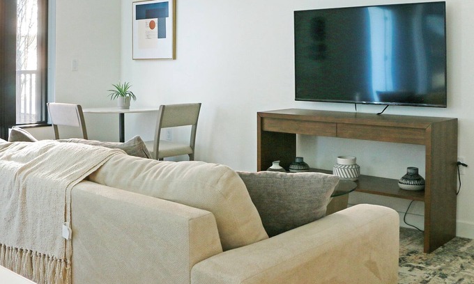Southwest Apartamento | PoplarHouse 1BD+Den 2