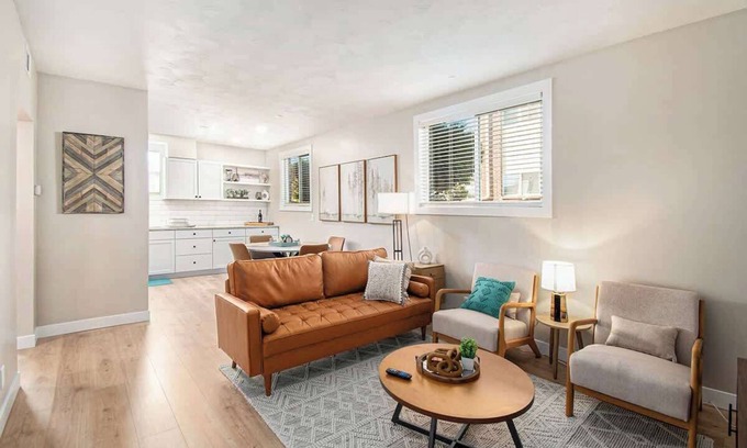 Aksarben - Elmwood Park Apartamento | Poppleton Place - Central Omaha, Zoo, CHI Nearby