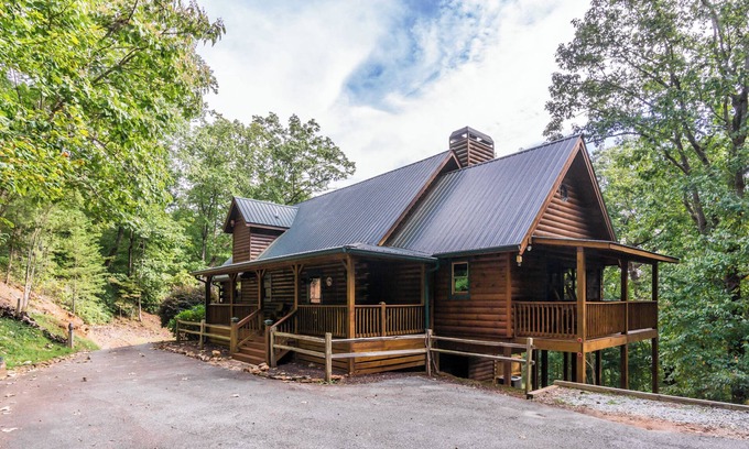 Dahlonega Cabina | Poppy's Great Escape, Log Cabin-HotTub/Gated/4 Bed/4 Bath/Dog Friendly/!