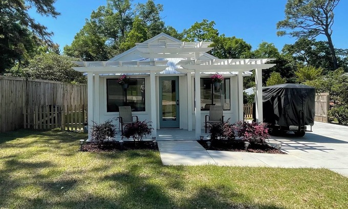 Fairhope Cabaña | Pop’s Country House by the Bay…LOCATION Walk to the Pier and Downtown Fairhope!
