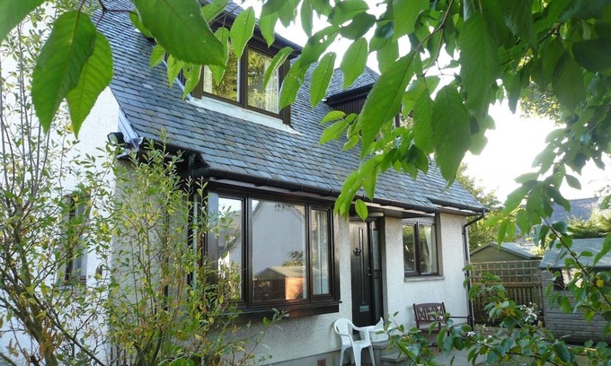 Ullapool Cabaña | Popular Comfortable Well Equipped Cottage in Peaceful Ullapool Street w Parking