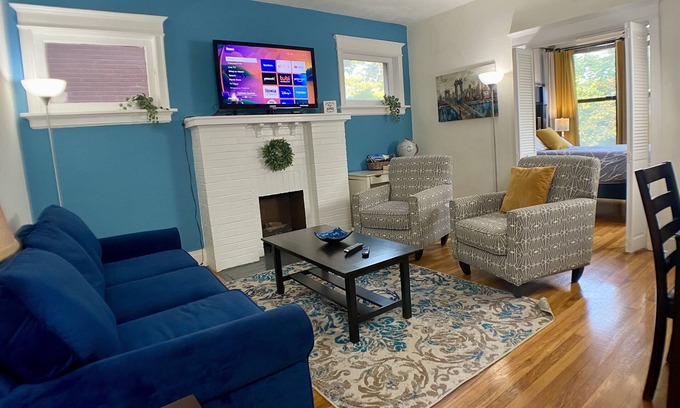DeBaliviere Place Condominio | Popular King + Queen Beds-Steps to Metrolink & Free Gated Parking