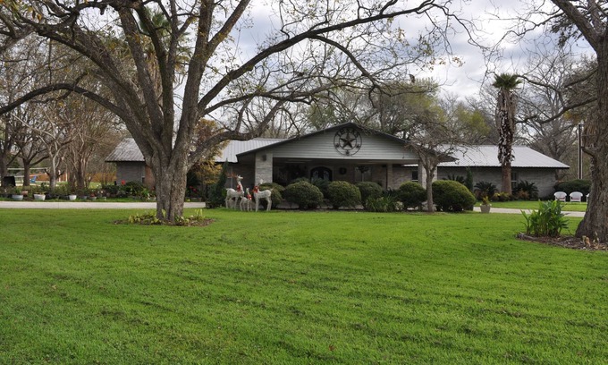 Seguin Casa | Popular large river home pool, pickelball, basketball, volleyball, nice area