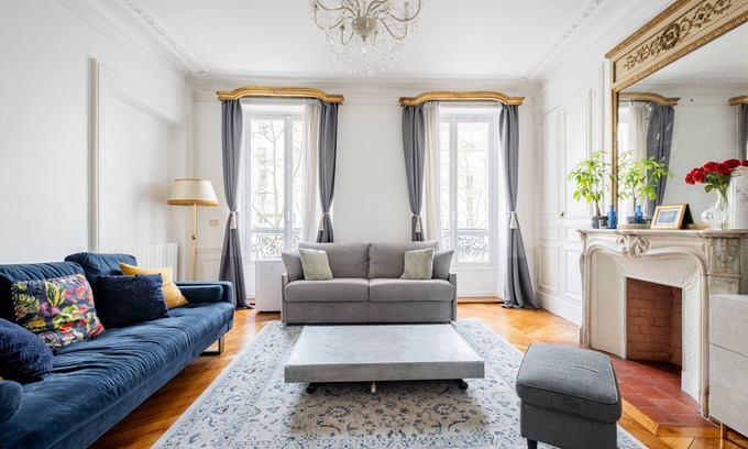 Quartier de l'Ecole-Militaire Apartamento | Porcelain Pelouse, by Veeve