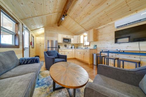 La Grange Casa | Porch and Pond Views La Grange Cabin Retreat!