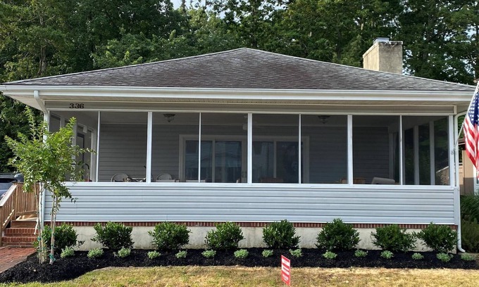 Country Club Estates Casa | Porch Life – In-Town Private 3 BR Home Sleeps 6-8